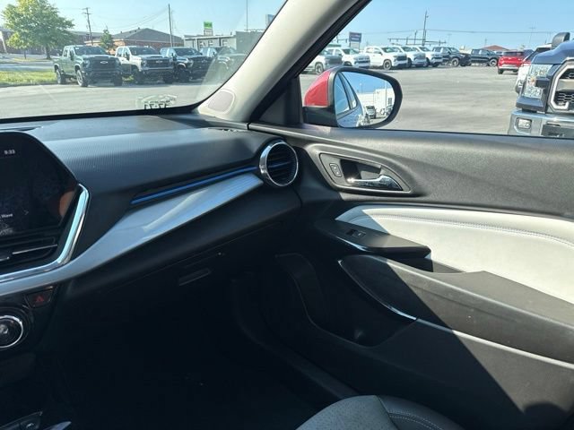 Used 2025 Chevrolet Trax LT w/ LT Convenience Package FWD image 17