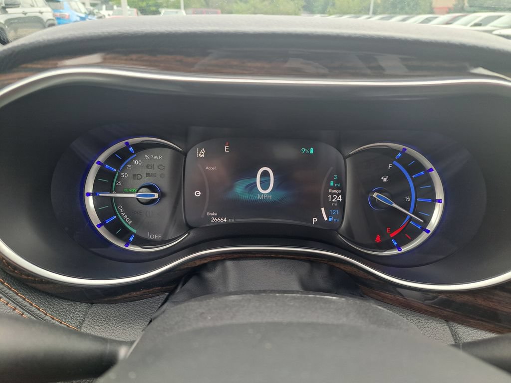 Used 2023 Chrysler Pacifica Pinnacle FWD image 13