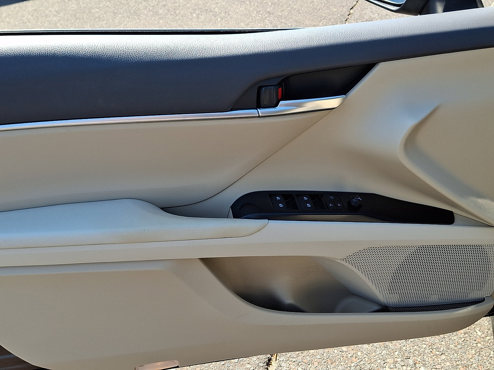 Used 2018 Toyota Camry LE w/ Convenience Package FWD image 12
