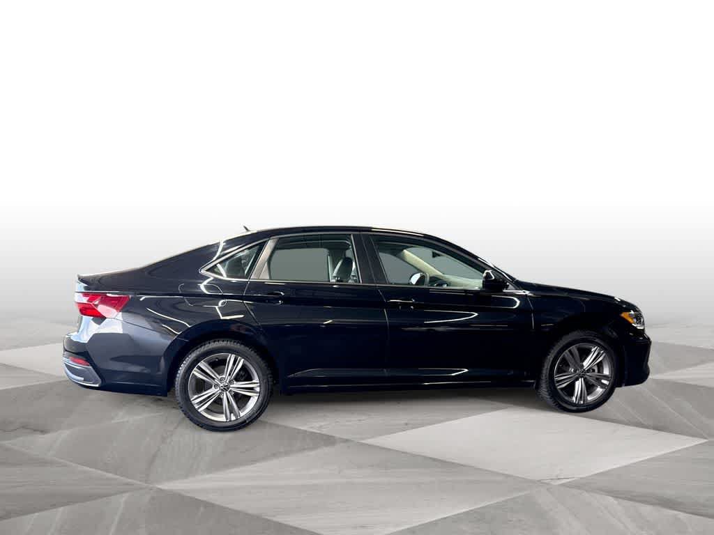 Certified 2022 Volkswagen Jetta SE FWD image 9