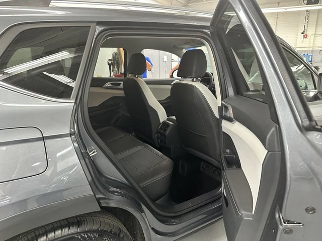 Used 2025 Volkswagen Taos SE AWD/4WD image 14