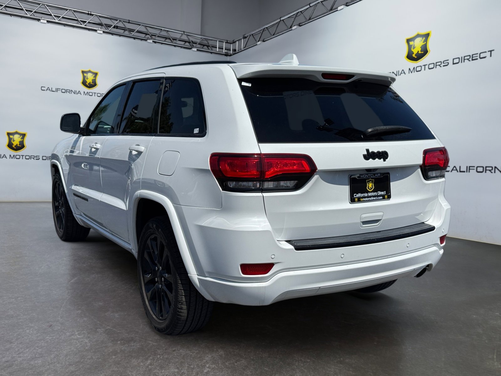 Used 2017 Jeep Grand Cherokee Altitude RWD image 3