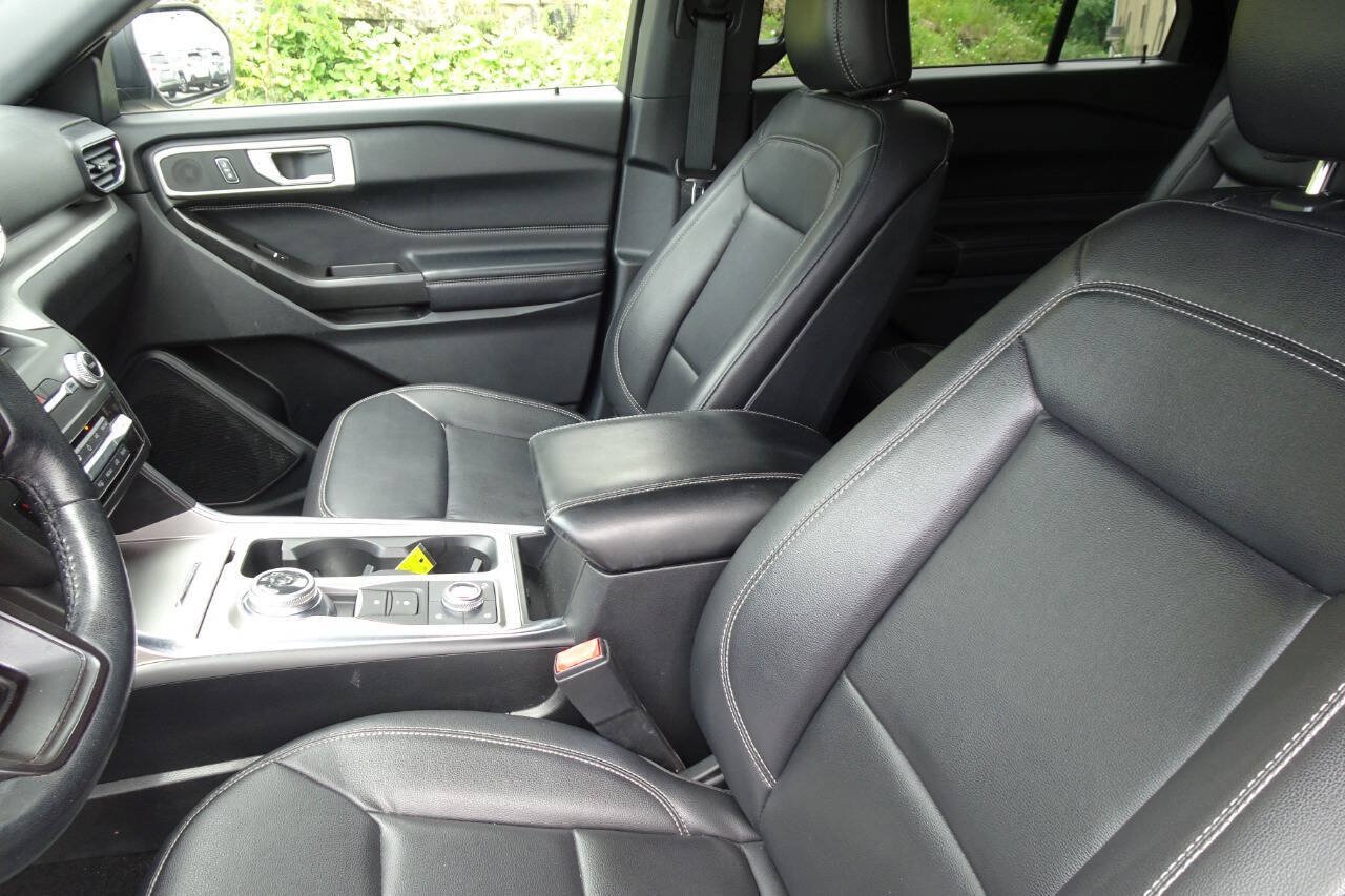 Used 2020 Ford Explorer XLT w/ Equipment Group 202A AWD/4WD image 16