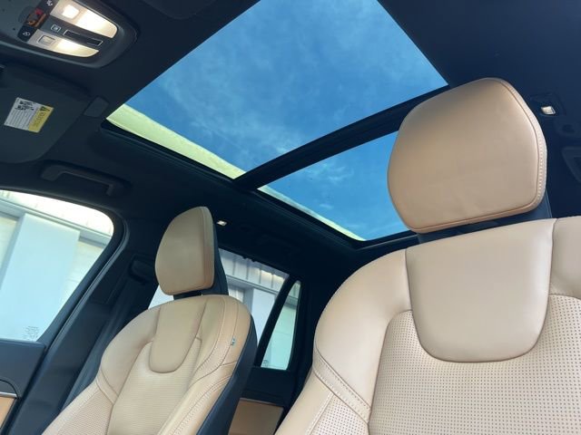 Certified 2025 Volvo XC90 B6 Ultra image 30