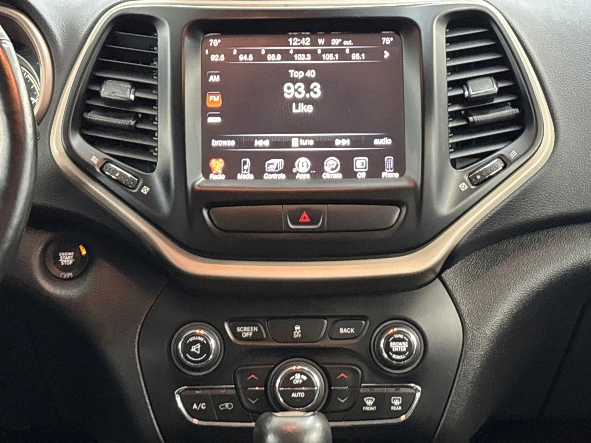 Used 2017 Jeep Cherokee Limited image 19