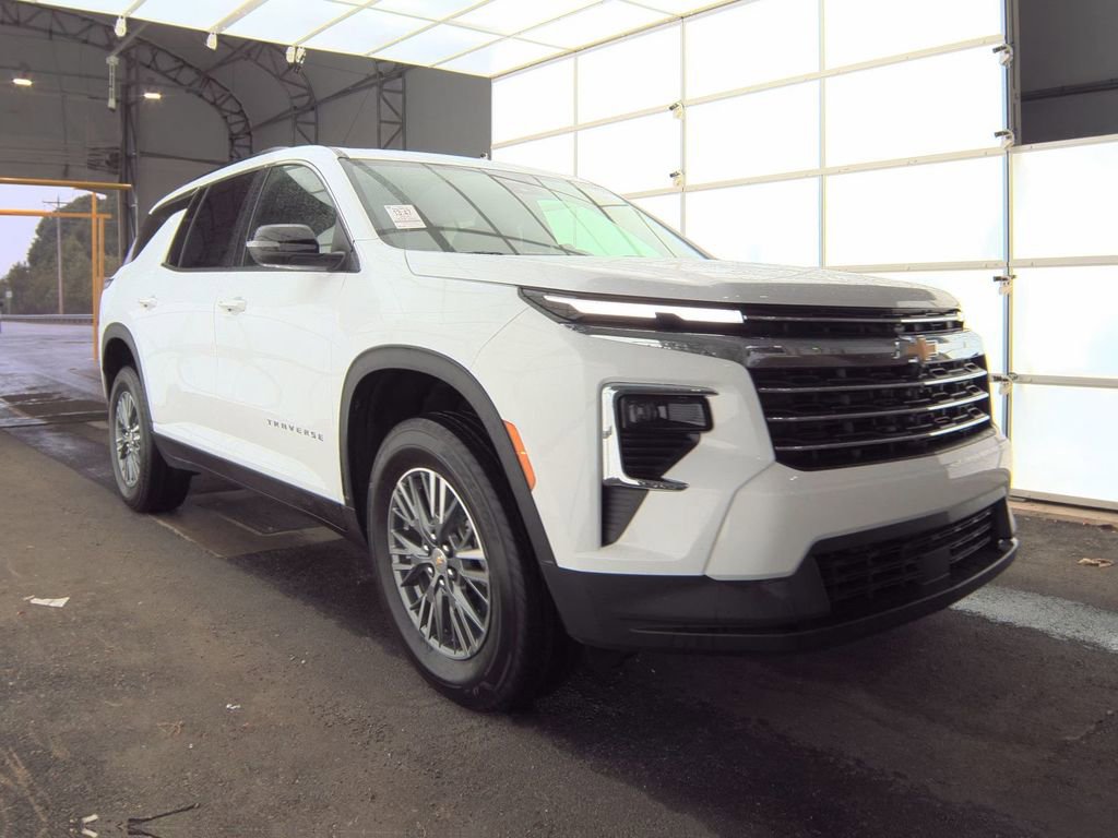 Used 2025 Chevrolet Traverse LT