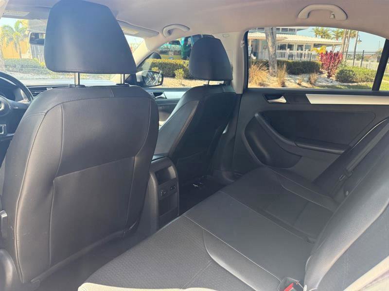 Used 2013 Volkswagen Jetta SE FWD image 12