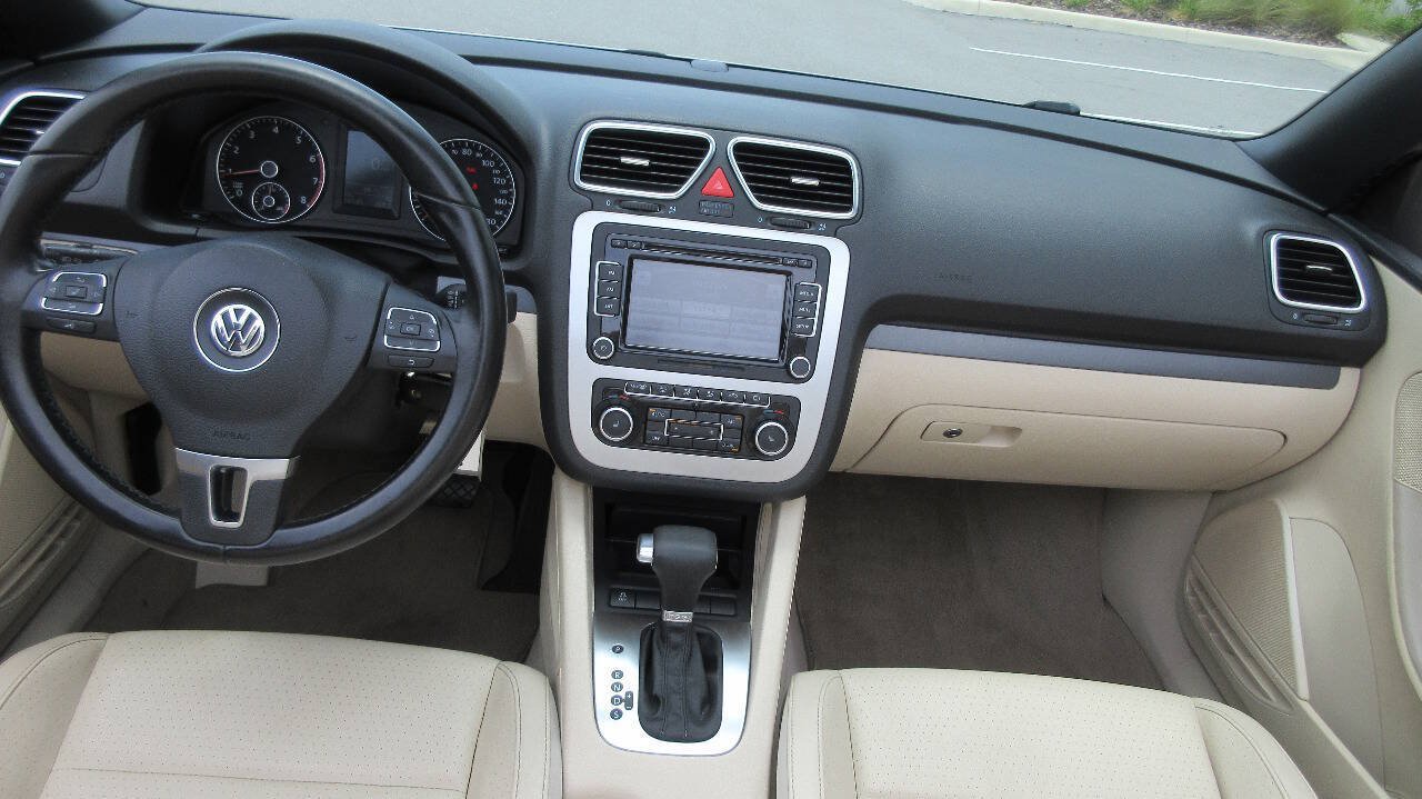 Used 2011 Volkswagen Eos Komfort FWD image 25