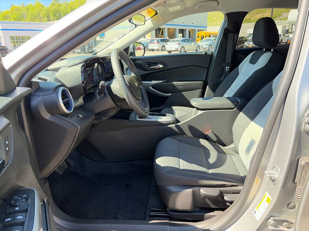 Used 2024 Chevrolet Trax LS w/ LS Convenience Package FWD image 10
