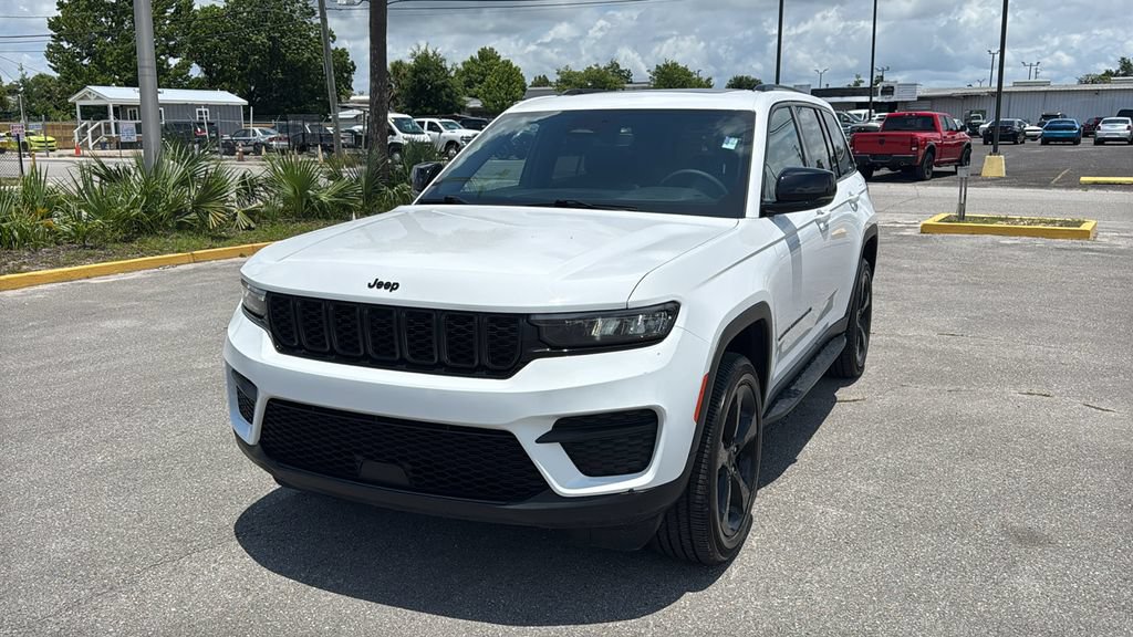 Used 2023 Jeep Grand Cherokee Altitude AWD/4WD image 2