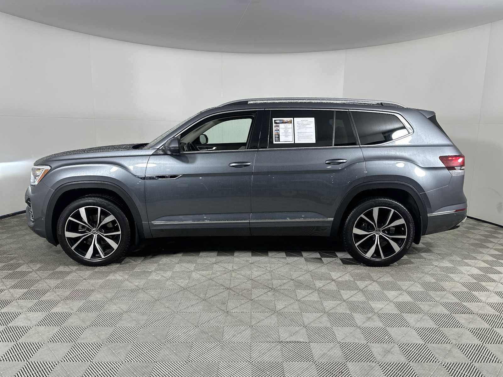 Used 2024 Volkswagen Atlas SEL Premium R-Line image 5