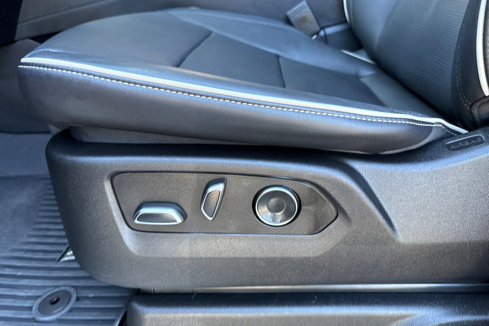 Used 2023 Cadillac Escalade Premium Luxury image 12