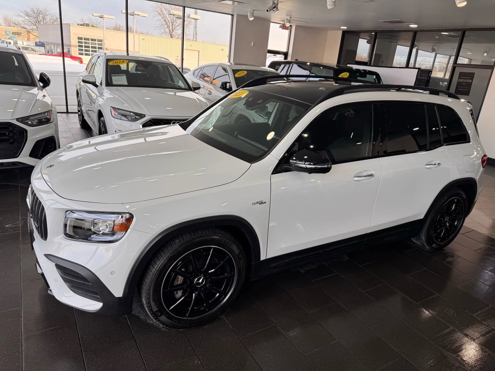 Used 2021 Mercedes-Benz GLB 35 AMG 4MATIC image 2