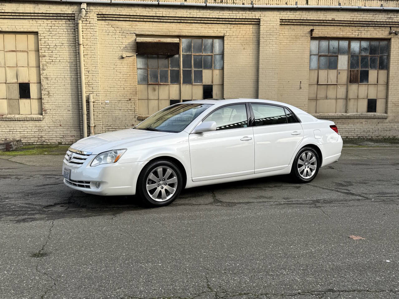 Used 2005 Toyota Avalon XLS image 3