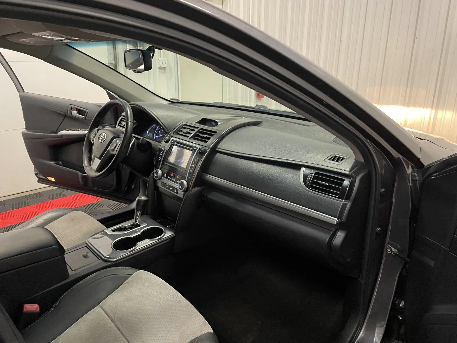 Used 2013 Toyota Camry SE w/ Leather Pkg FWD image 45