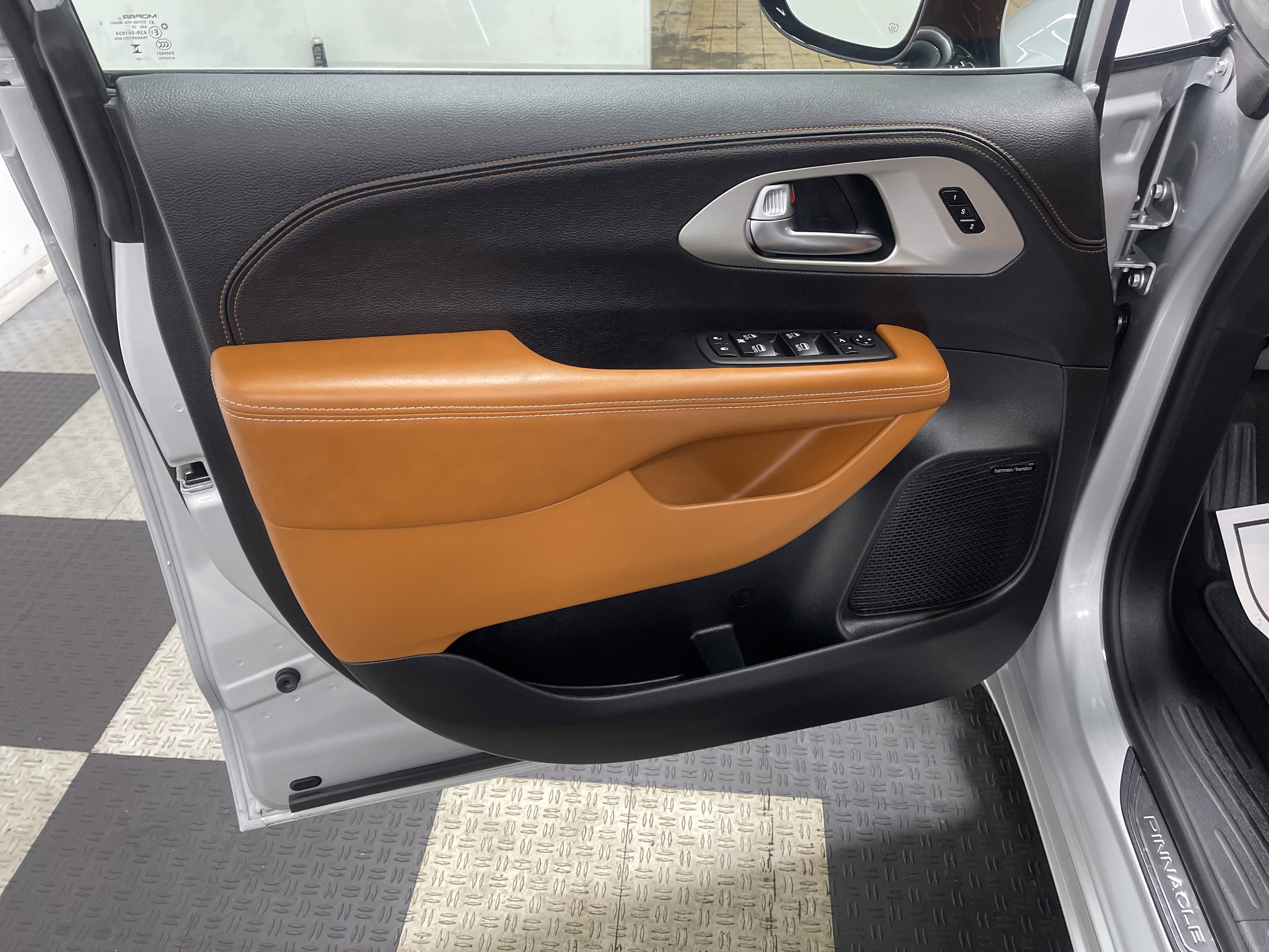 Used 2026 Chrysler Pacifica Pinnacle image 9