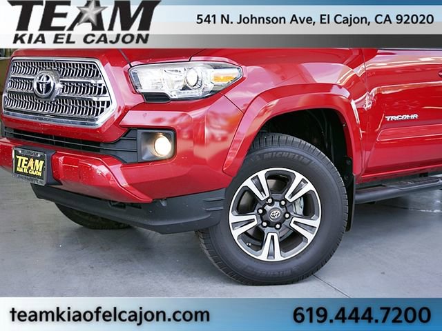 Used 2017 Toyota Tacoma TRD Sport AWD/4WD image 3