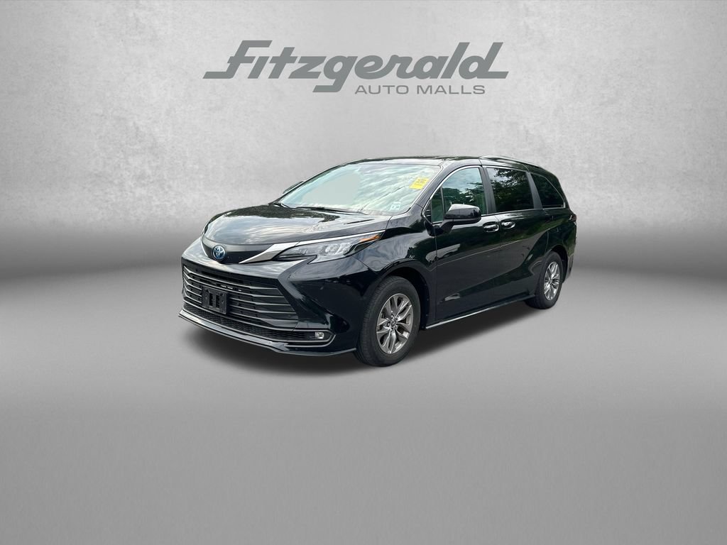Used 2025 Toyota Sienna XLE FWD image 3