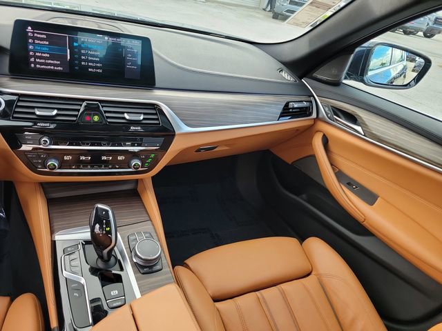 Used 2020 BMW 530e xDrive w/ Premium Package image 16