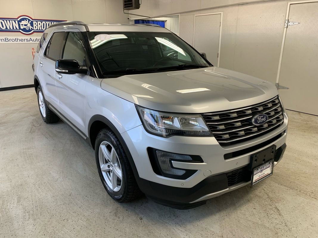 Used 2017 Ford Explorer XLT w/ Equipment Group 202A AWD/4WD image 11