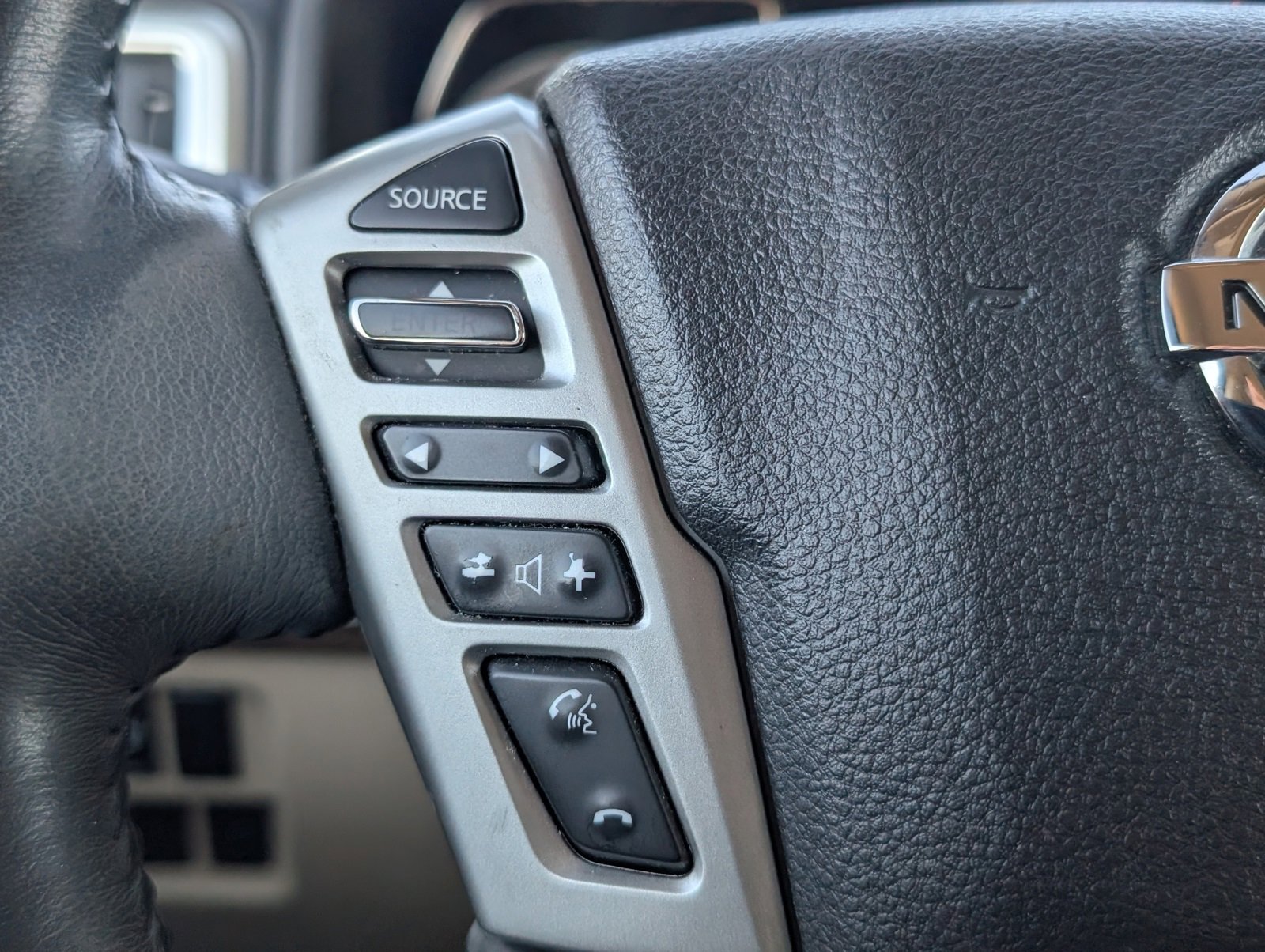 Used 2017 Nissan Titan SL image 16