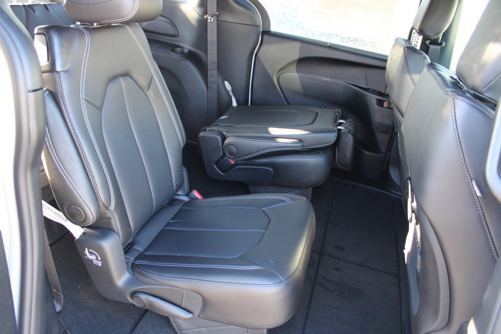 New 2026 Chrysler Pacifica Select image 30