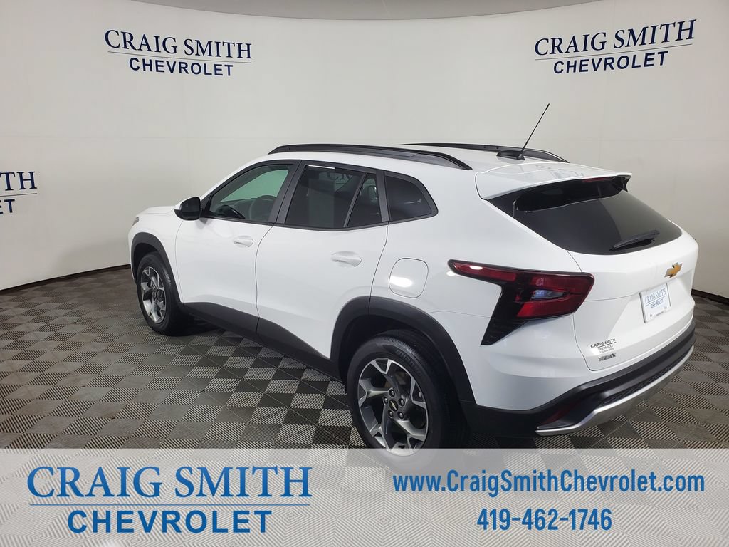 Used 2024 Chevrolet Trax LT FWD image 2