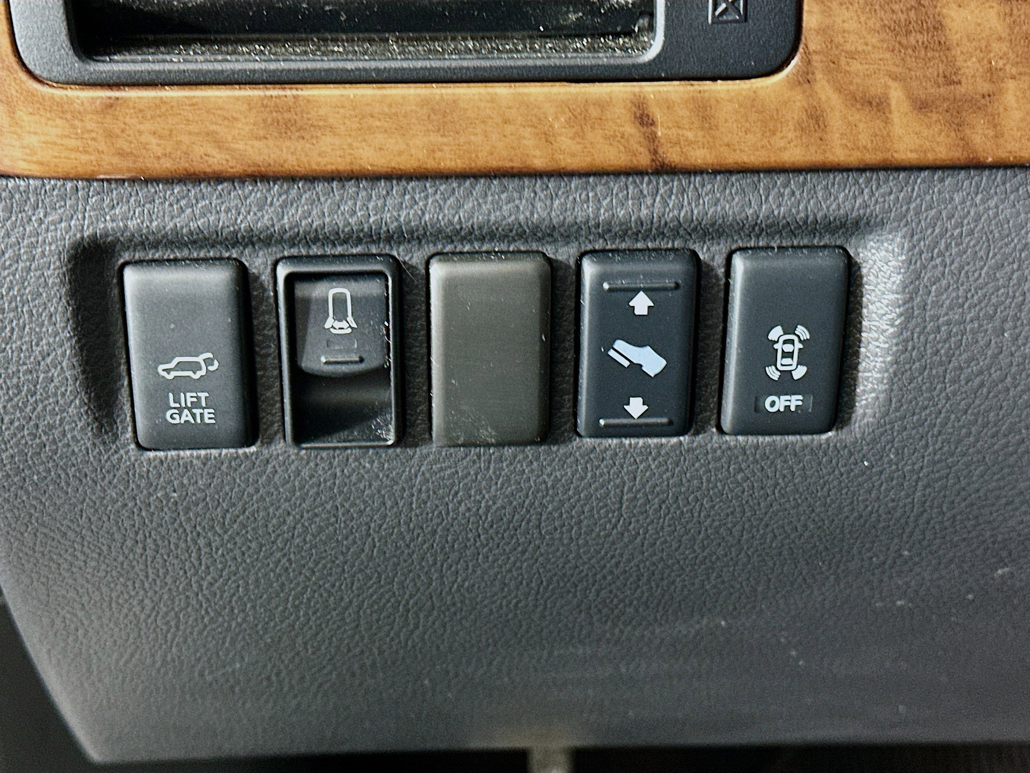 Used 2015 Nissan Armada Platinum w/ 2nd Row Captain Seat Package image 16