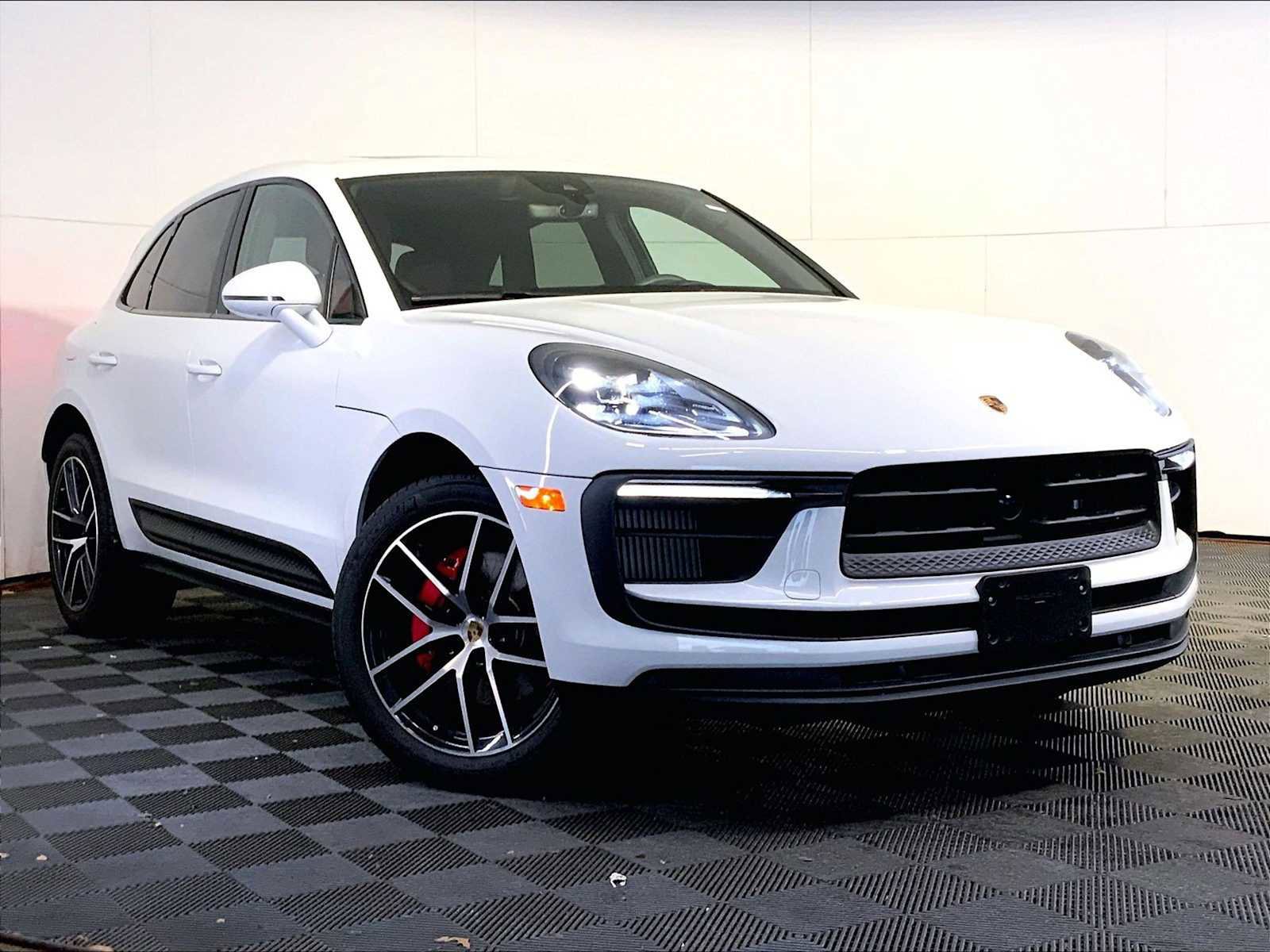 Certified 2023 Porsche Macan S w/ Premium Package Plus image 9