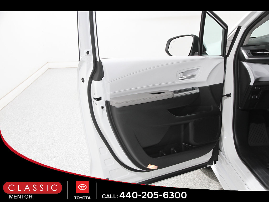 Used 2026 Toyota Sienna XLE FWD image 4