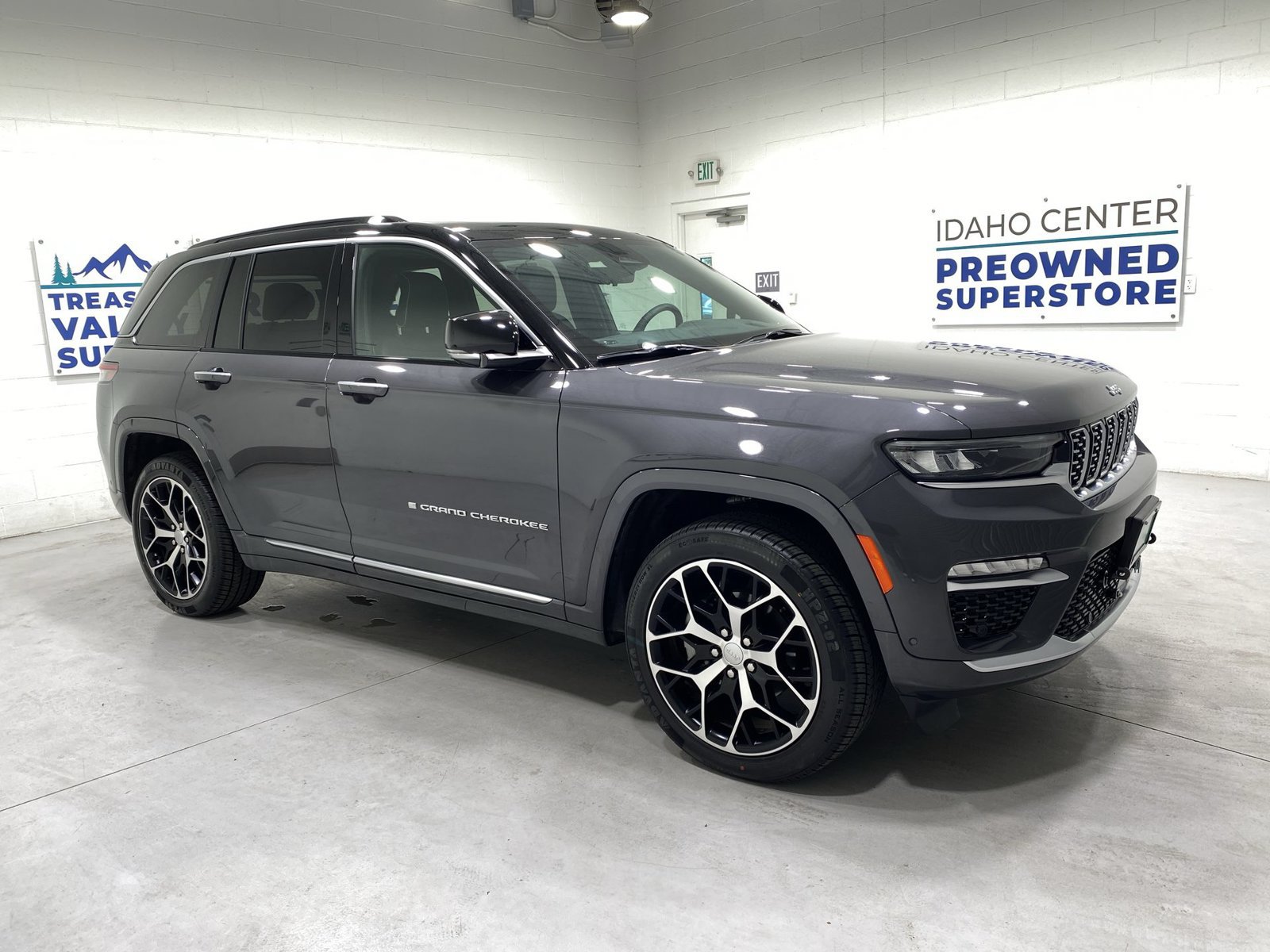 Used 2024 Jeep Grand Cherokee Summit AWD/4WD image 2