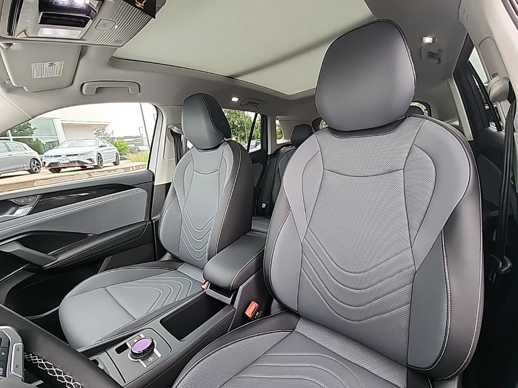 New 2025 Volkswagen Tiguan SE image 9