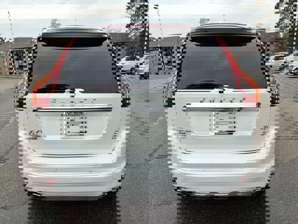 Used 2017 Volvo XC60 T5 Inscription w/ Preferred Option Package image 4