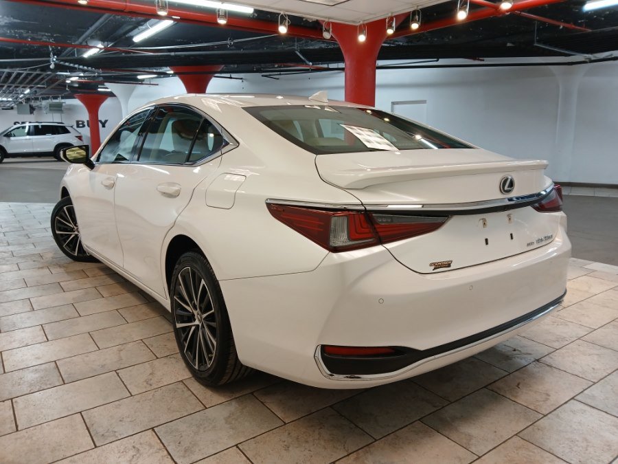 Used 2023 Lexus ES 250 w/ Premium Package image 5