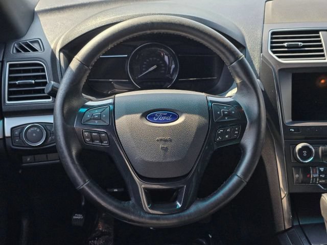 Used 2017 Ford Explorer XLT w/ Equipment Group 202A AWD/4WD image 23