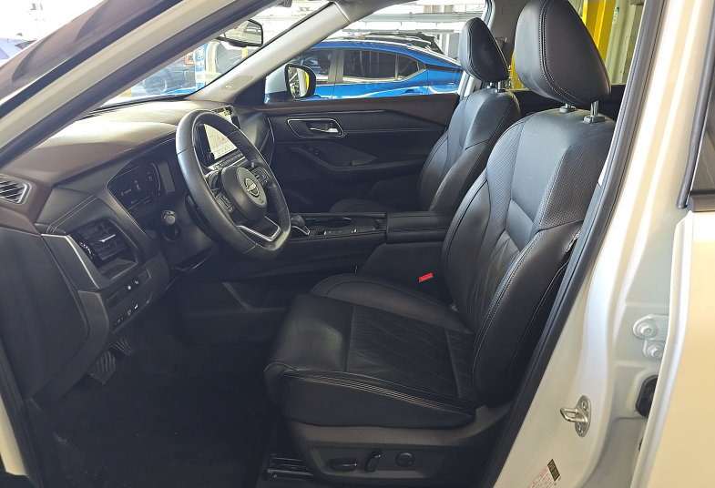 Used 2023 Nissan Rogue Platinum w/ Platinum Premium Package FWD image 7
