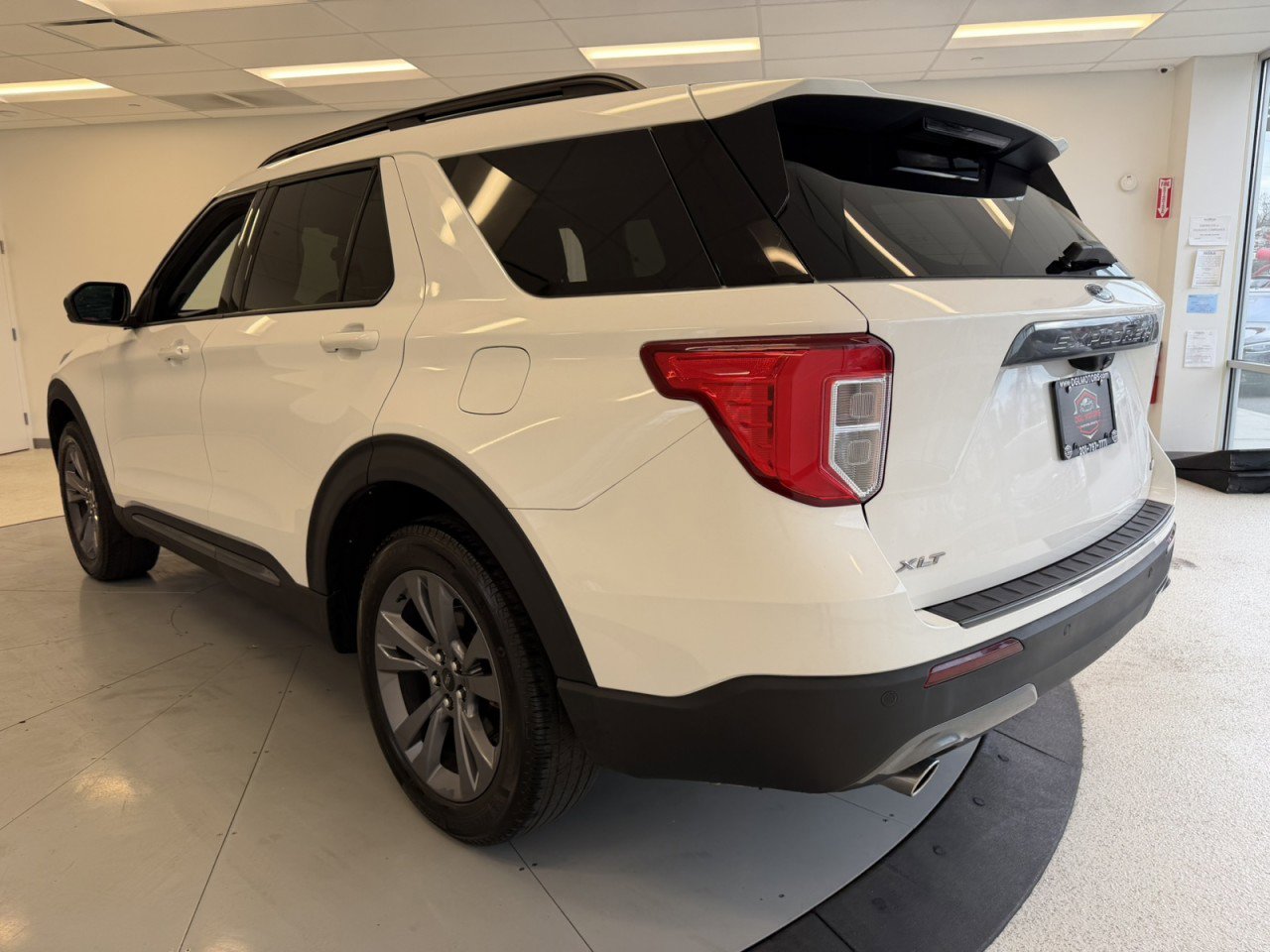 Used 2022 Ford Explorer XLT w/ Equipment Group 202A AWD/4WD image 5