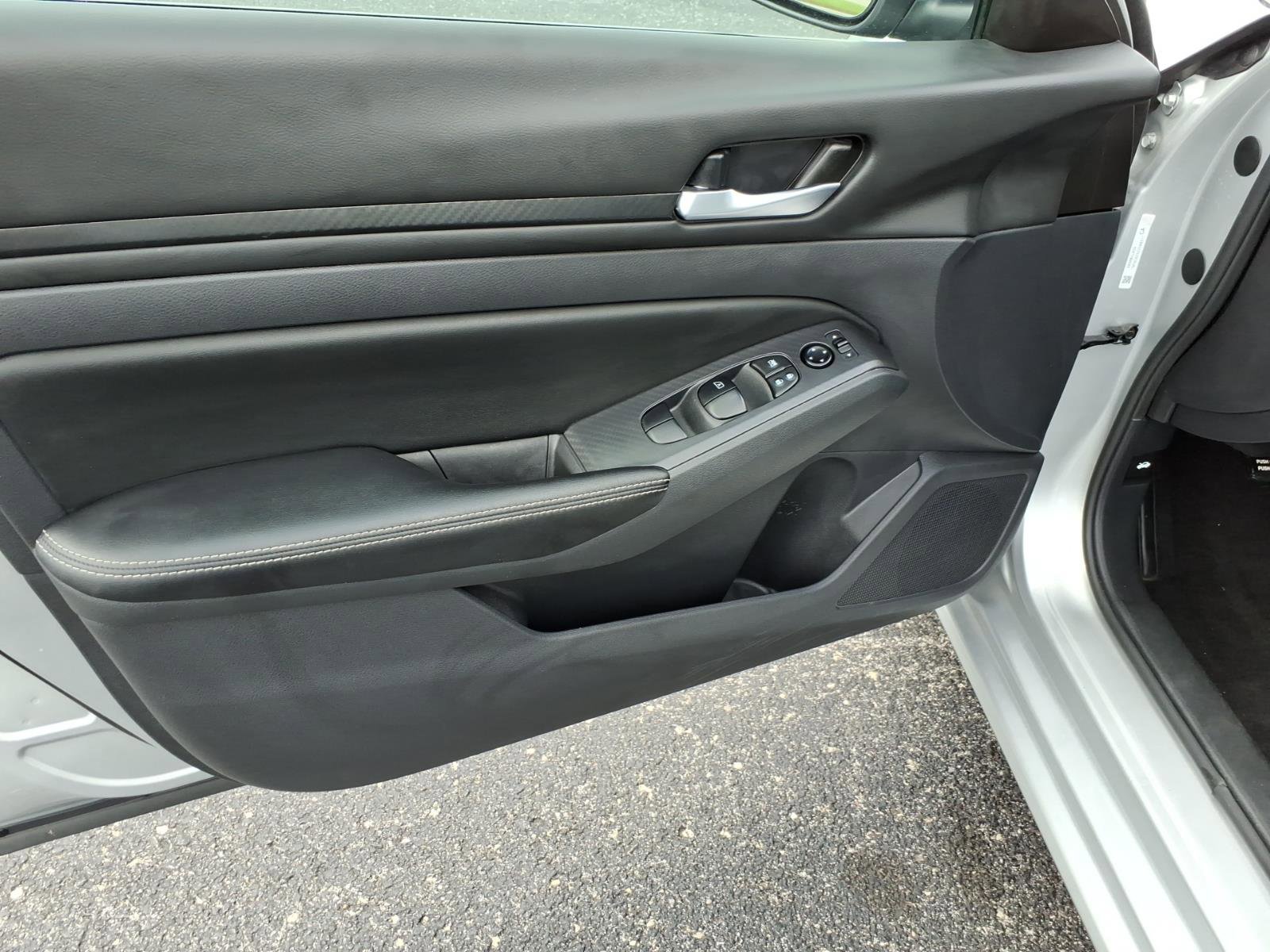 Used 2025 Nissan Altima 2.5 SV FWD image 9