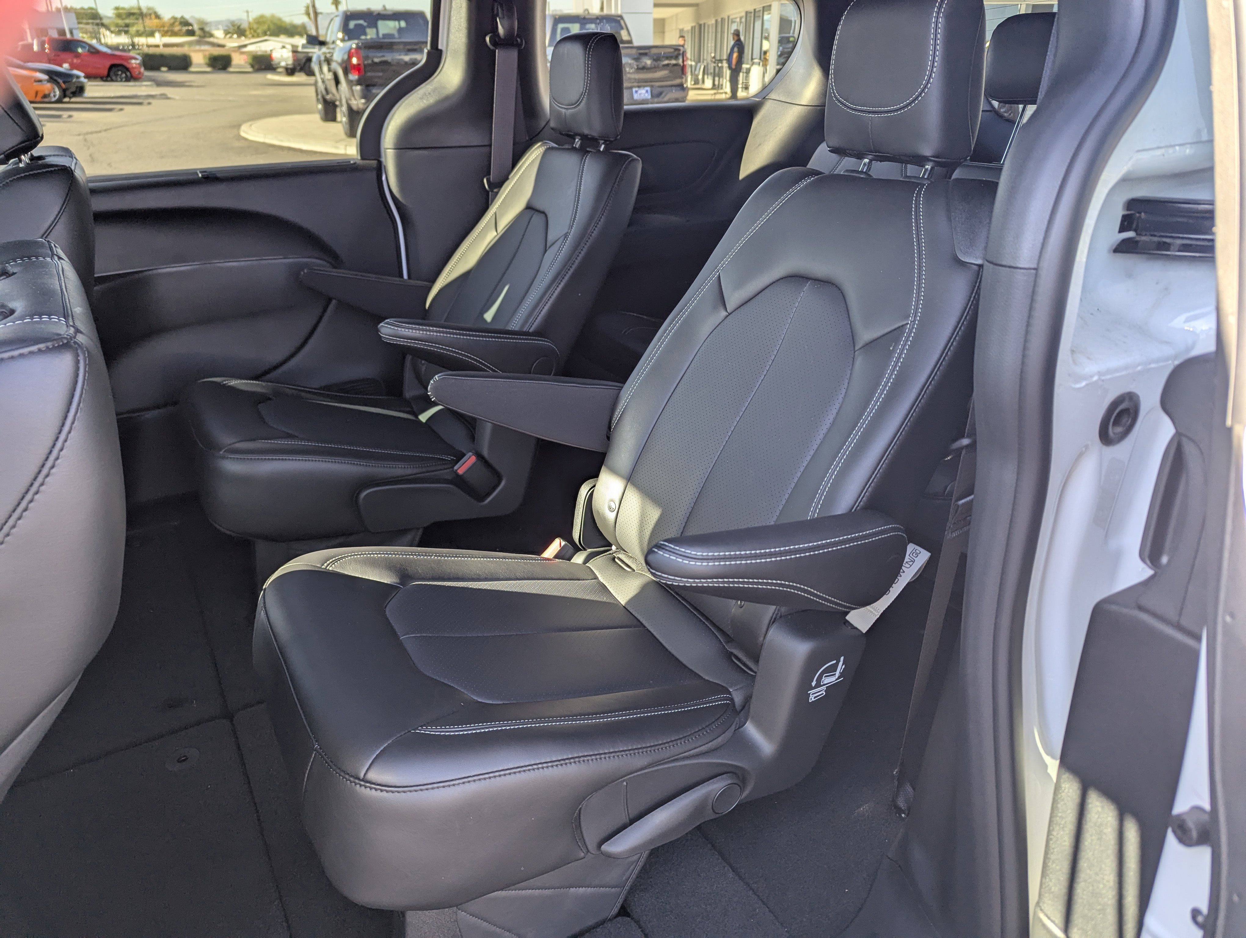 New 2026 Chrysler Pacifica Select image 8
