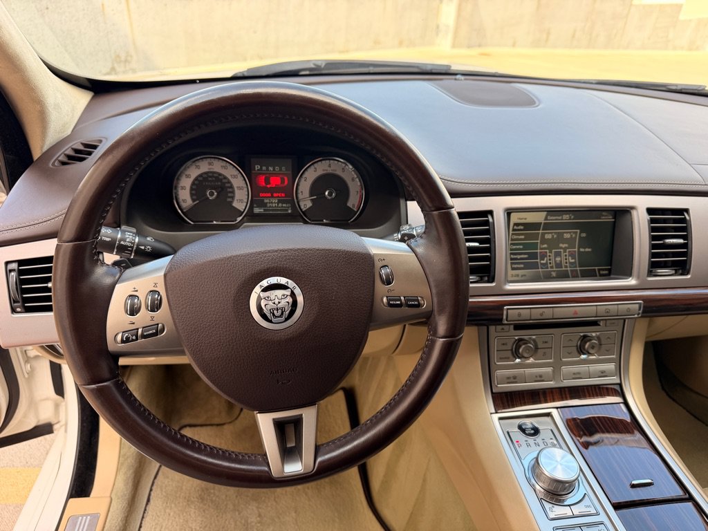 Used 2010 Jaguar XF Premium RWD image 12