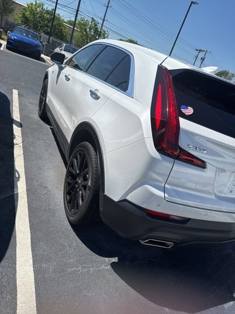 Used 2022 Cadillac XT4 Luxury w/ LPO, ONYX Package FWD image 9