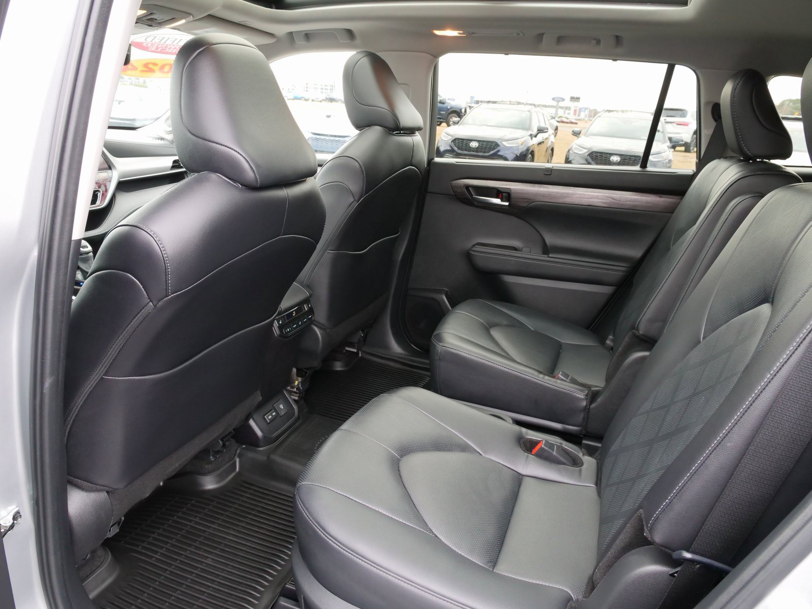 Used 2024 Toyota Highlander Platinum image 16