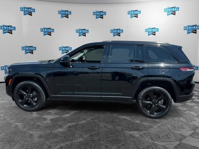 Used 2023 Jeep Grand Cherokee Limited w/ Black Appearance Package AWD/4WD image 3