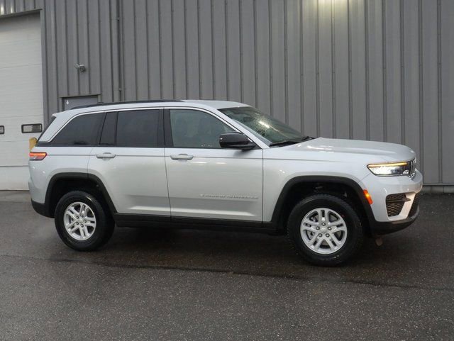 New 2025 Jeep Grand Cherokee Laredo image 6