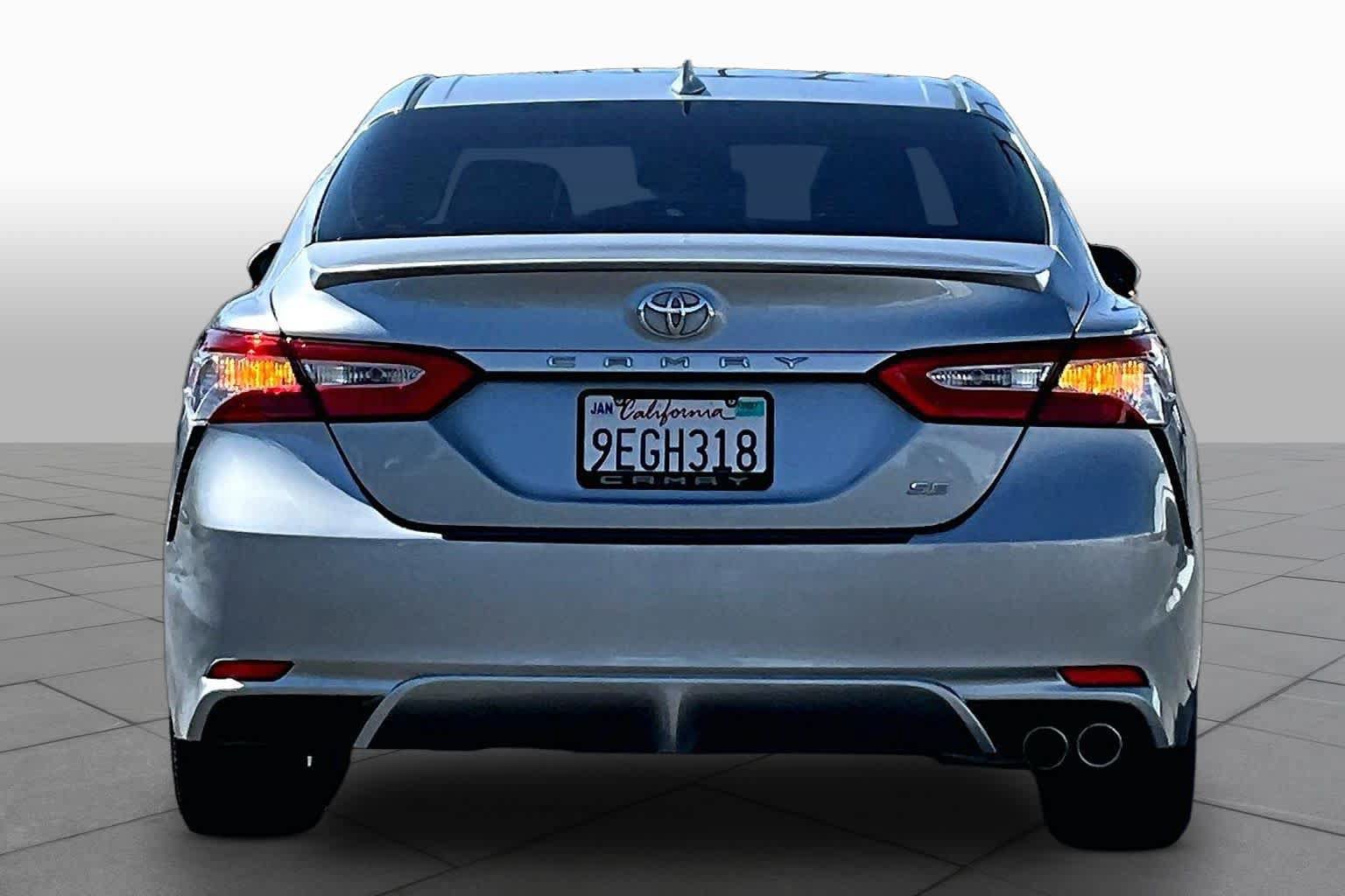 Used 2020 Toyota Camry SE w/ Convenience Package FWD image 4