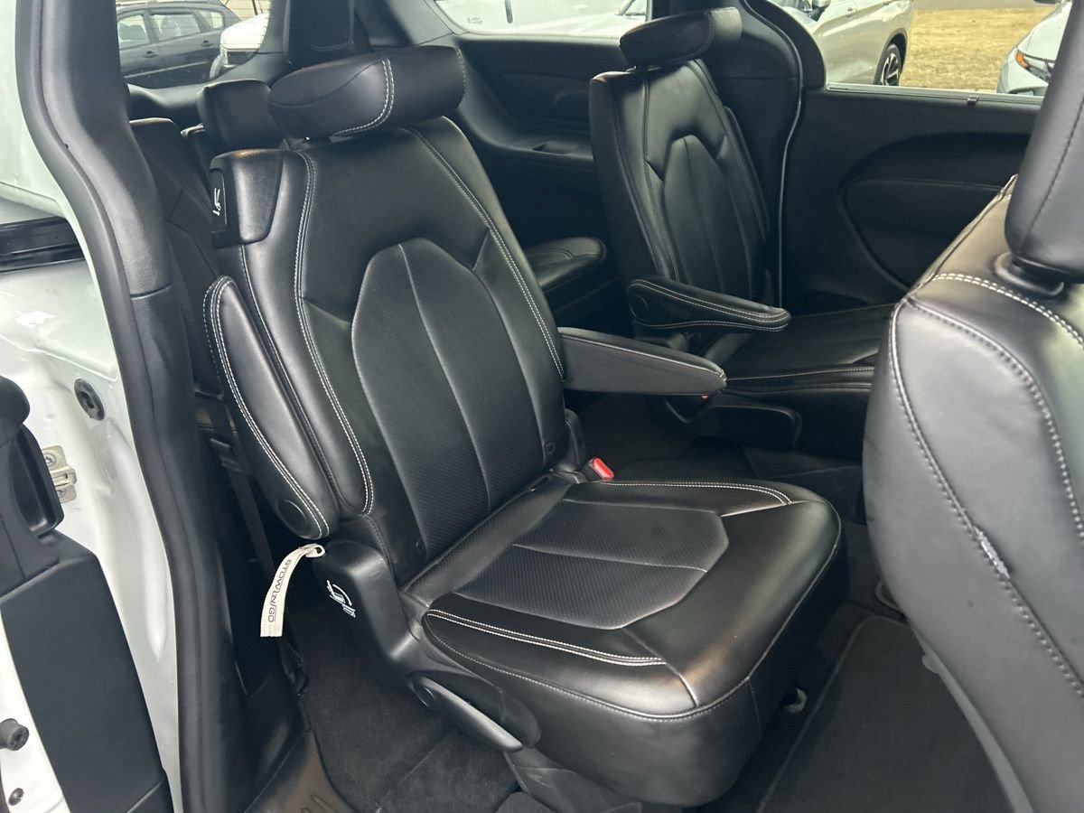 Used 2025 Chrysler Pacifica Select FWD image 36
