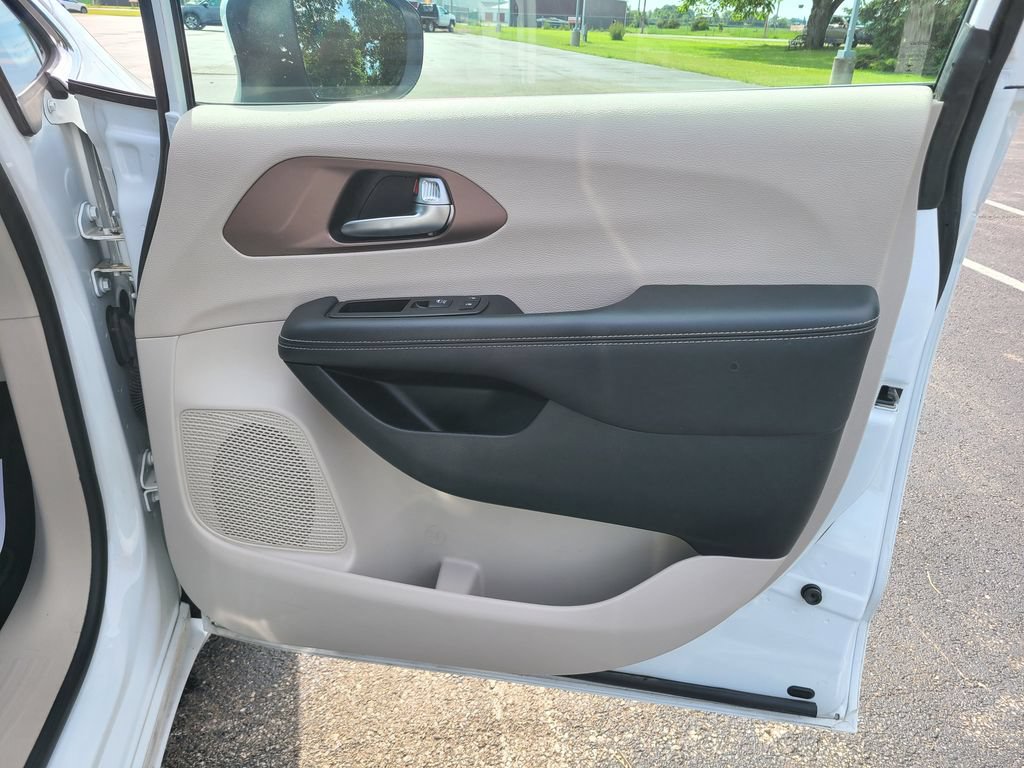 Used 2023 Chrysler Voyager LX FWD image 10
