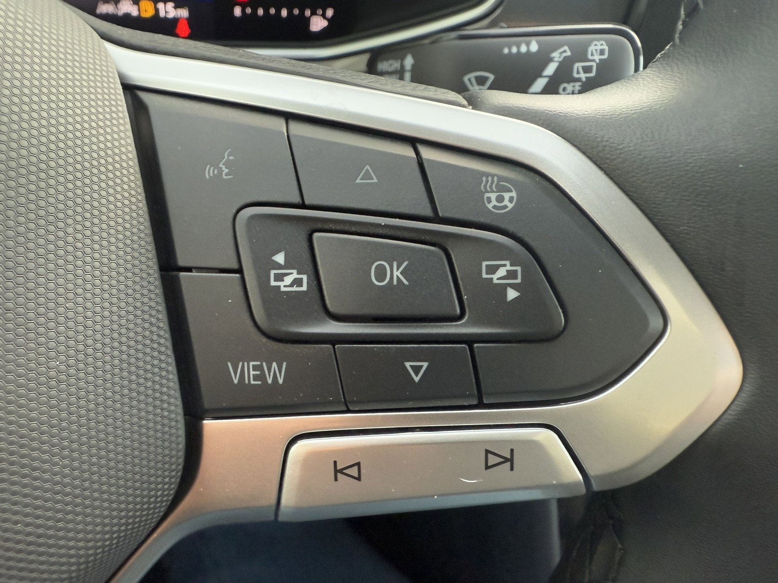 Used 2025 Volkswagen Taos SE AWD/4WD image 16