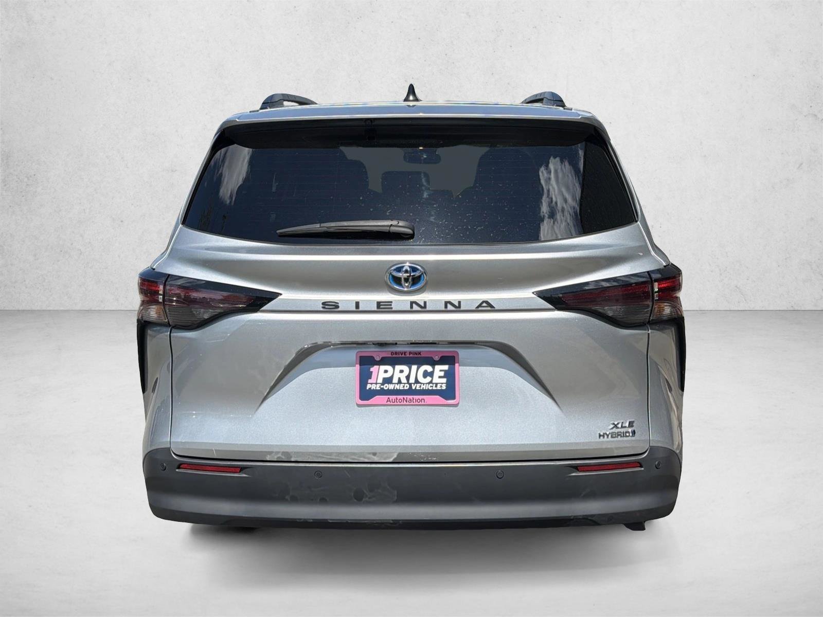 Used 2024 Toyota Sienna XLE FWD image 6