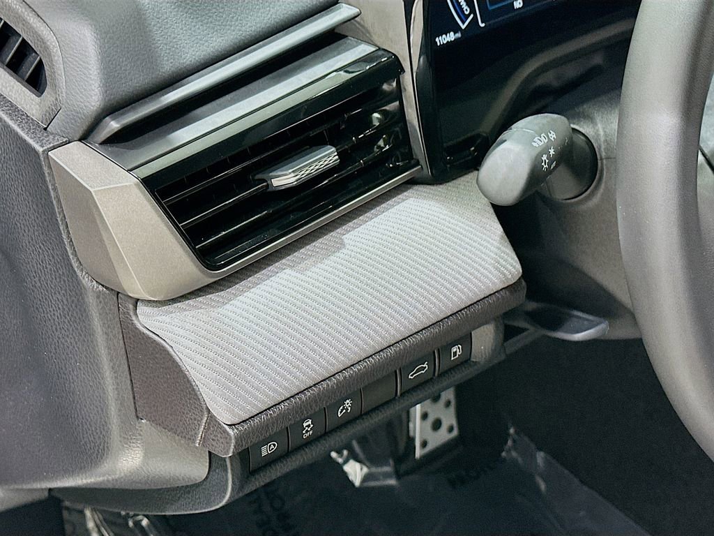 Used 2025 Toyota Camry SE w/ Convenience Package image 10